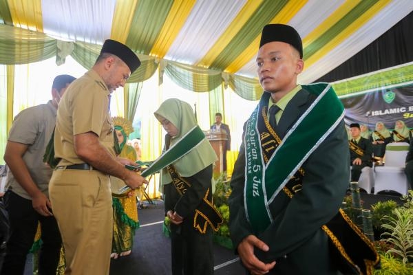 Wisuda Santri Pesantren Modern Darul Hikmah ,Musa Rajekshah IngatkanPentingnya IPTEK dan IMTAK